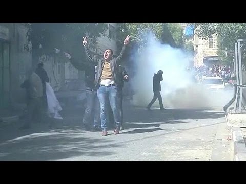 بالفيديو فلسطينيون يضربون صورة دونالد ترامب بالأحذية