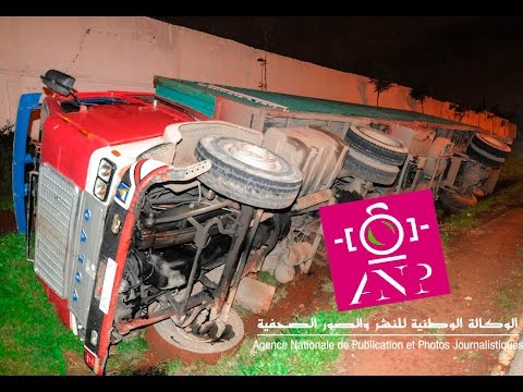 شاهد انقلاب شاحنة بسبب حفرة بالطريق السيار