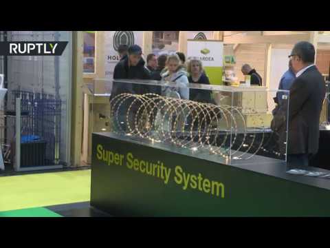 شاهد أسلاك شائكة ضد اللاجئين قد تؤدي إلى الموت