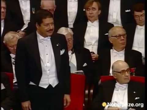 بالفيديو  لحظة تسلّم الراحل أحمد زويل جائزة نوبل عام 1999