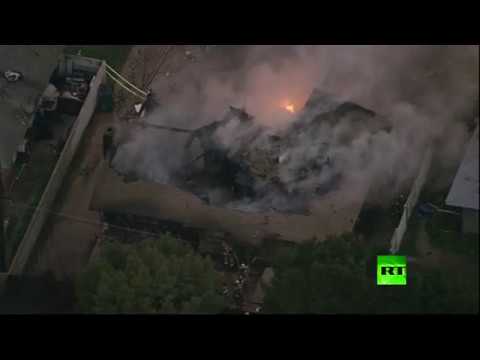 بالفيديو مقتل 4 أشخاص في تحطّم طائرة على منزلين في كالفورنيا