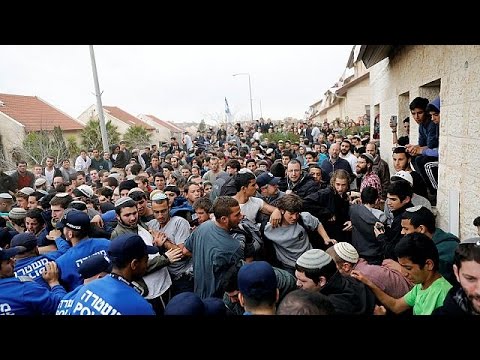 مئات المواطنين يرفضون هدم بيوت مستوطنين في الضفة الغربية