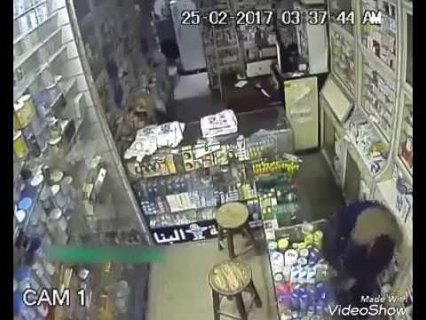 شاهدصيدلي شجاع يقهر لصًا مسلحًا حاول سرقته