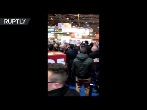 شاهد مرشح الرئاسة الفرنسية إمانويل ماكرون يتعرض للهجوم بالبيض