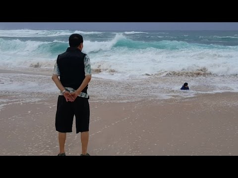 شاهد أمواج شديدة تبتلع طفلاً كوريًا