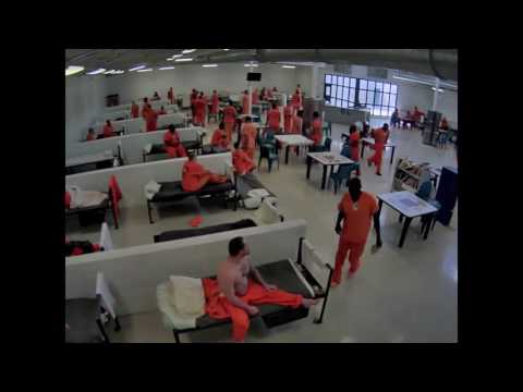 شاهد مسجون يحاول خنق رجل شرطة بـفوطة داخل سجن أميركي