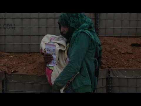 بالفيديو  سوريون عالقون على الحدود الأردنية يروون معاناتهم