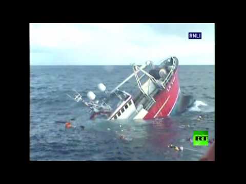 بالفيديو  إنقاذ صيادين من سفينة غارقة قرب سواحل اسكتلندا