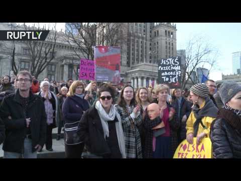 شاهد مسيرة في وارسو احتجاجًا على العنف
