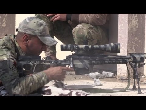 شاهد القوات العراقية تتقدم في اتجاه المجمع الحكومي