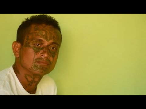 شاهد سجناء في السلفادور يطوون صفحة العنف