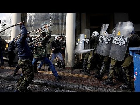 شاهد اشتباكات عنيفة بين الشرطة وبعض المزارعين في أثنيا