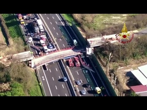 مقتل شخصين في انهيار جسر على طريق سريع في إيطاليا