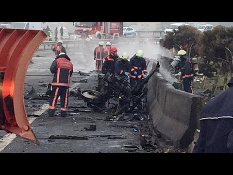 شاهد مقتل 5 أشخاص في تحطم مروحية في إسطنبول