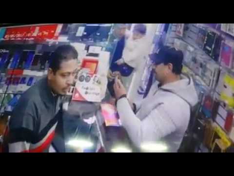 بالفيديو رجل يستخدم طريقة غريبة وماكرة ليسرق هاتفًا