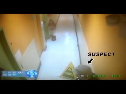 بالفيديو مسن يحاول استدراج طفلة إلى حمام الرجال