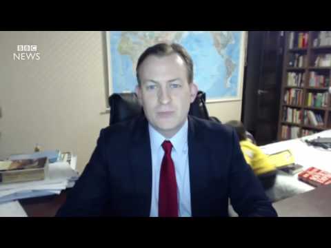 شاهد دخول أطفال محلل سياسي عليه بشكل مفاجئ