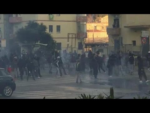 شاهد سكان نابولي ينظمون تظاهرات ضخمة