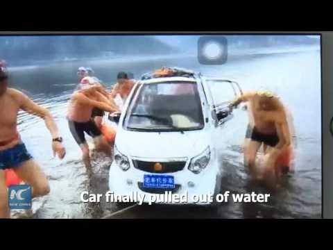 بالفيديو لحظة إنقاذ أب وابنه سقطت سيارتهم في بحيرة صينية 