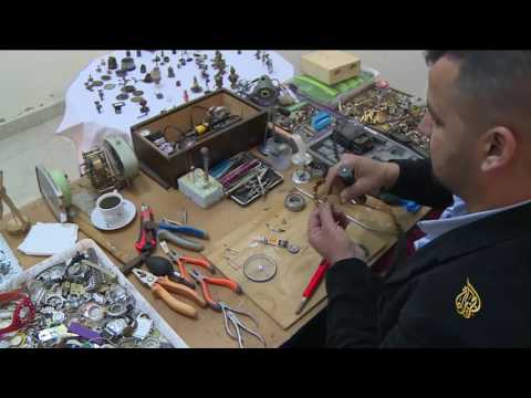 شاهد لاجئ سوري في لبنان يحول الخردة لتحف فنية