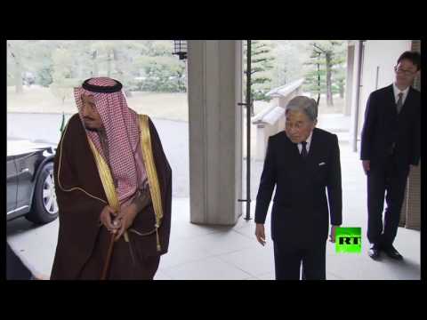 بالفيديو  لحظة لقاء الملك السعودي مع الإمبراطور الياباني