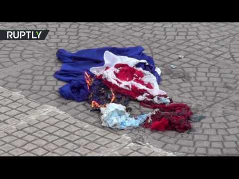 ناشطون أتراك يحرقون العلم الفرنسي بالخطأ