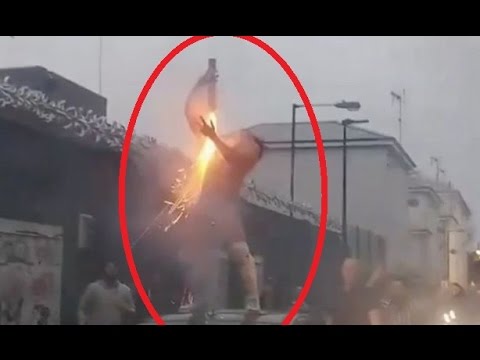 شاهد نجم  مصارعة يشعل النار في نفسه أثناء وقوفه على سيارة