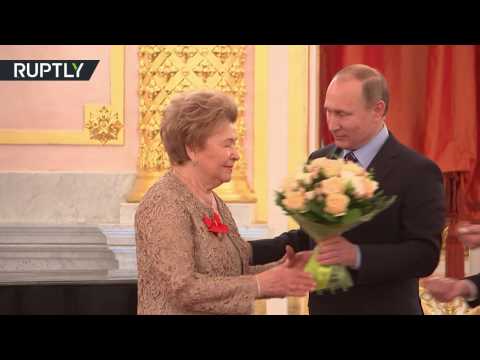 شاهد فلاديمير بوتين يُهنئ أرملة يلتسين بعيد ميلادها الـ85