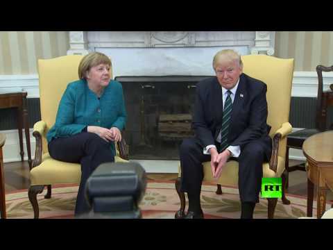 شاهد ترامب يضع ميركل في موقف محرج ويرفض مصافحتها