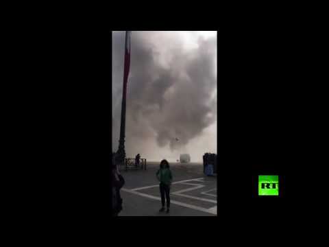 شاهد قنابل الدخان تثير الرعب في مدينة البندقية