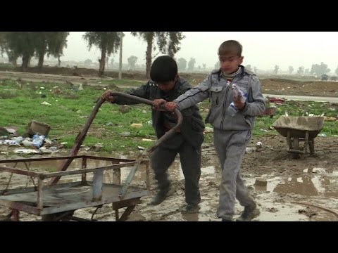 شاهد عراقيون يعودون إلى غرب الموصل ويتحدون المعارك