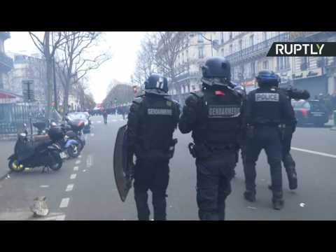 شاهد الشرطة الفرنسية تطلق الغاز المسيل للدموع على متظاهري باريس