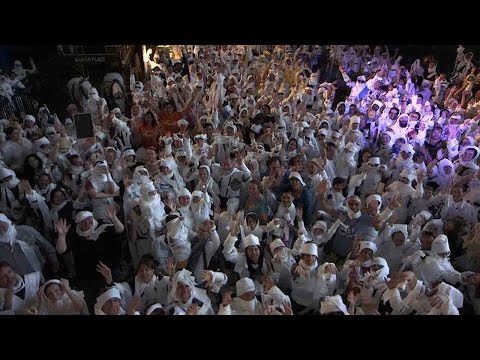 شاهد 800 شخص يلفون أنفسهم بالمناديل مثل المومياوات