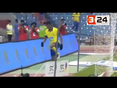 شاهد غضب جماهيري حاد للقطة نايف هزازي في مباراة النصر والهلال