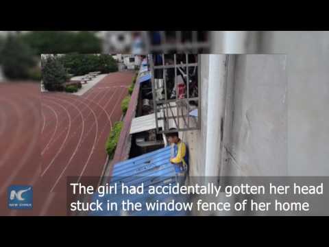 طفل شجاع يخاطر بحياته لإنقاذ فتاة على وشك السقوط من نافذة