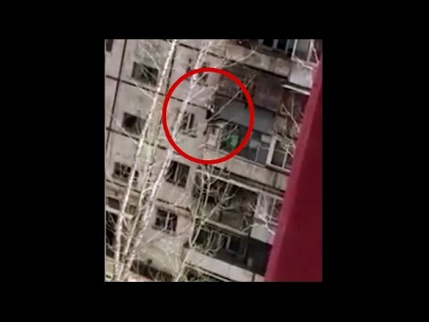 لحظة سقوط متهور حاول تسلق نوافذ مبنى