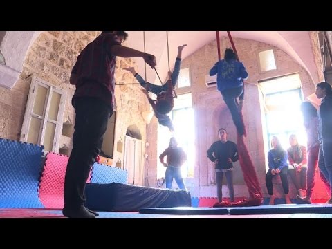 شاهد السيرك وسيلة للاجئين السوريين في تركيا