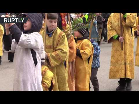 شاهد مسيرة أطفال تميز تسليم الكاتدرائية للكنيسة الأرثوذكسية