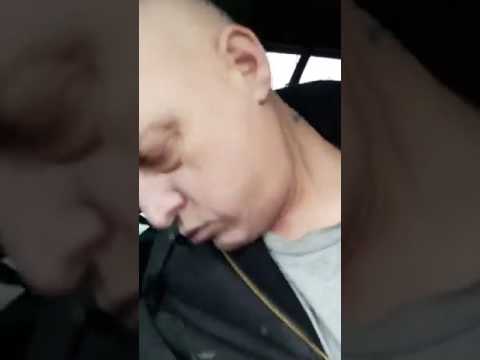 شاهد أميركي يفقد الوعي بعد استغلال الإشارة الحمراء في تعاطي الهروين