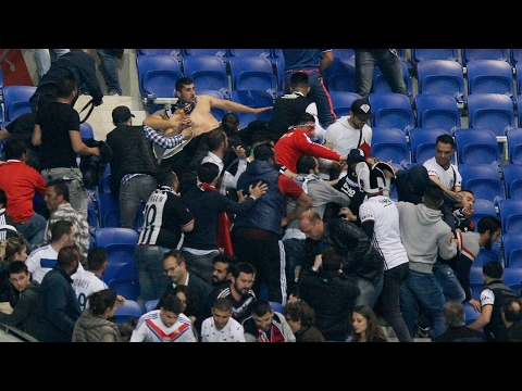 شاهد مشادات حامية بين الجماهير التركية والفرنسية في مدرجات ليون