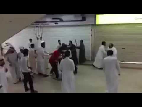 مشاجرة عنيفة بين مجموعة من الأشخاص داخل مول في السعودية