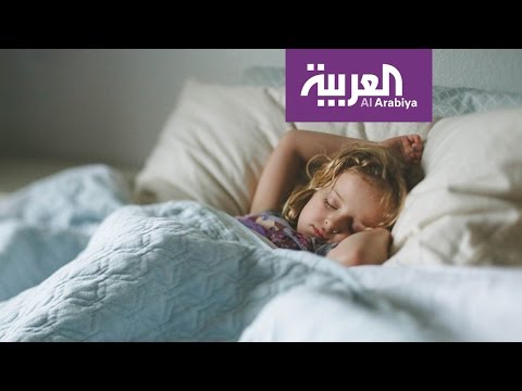 تأثير الشاشات الإلكترونية على نوم الأطفال