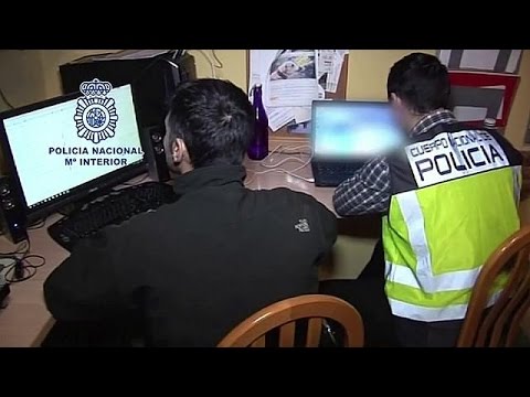 شاهد تفكيك شبكة لترويج صور إباحية للأطفال في إسبانيا