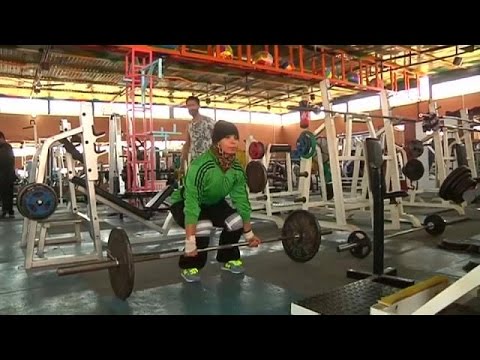 بالفيديو فتحية الأمامي أول لاعبة كمال أجسام ليبية محجبة