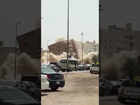 شاهد طريقة إزالة مبنى في المدينة المنورة