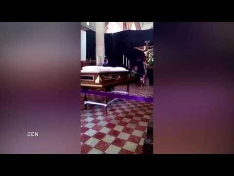 رأس تمثال مصلوب داخل كنيسة يتحرّك من مكانه