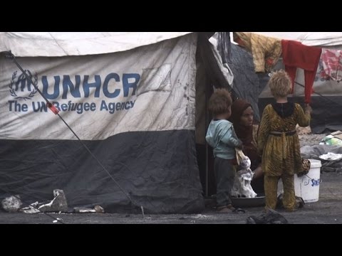 شاهد مئات المدنيين يهربون من مدينة الرقة