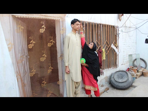 بالفيديو أطول طفل في العالم يخشى سخرية زملائه في باكستان