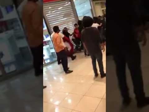 نهاية كارثية لمشاجرة طاحنة في مركز تجاري 