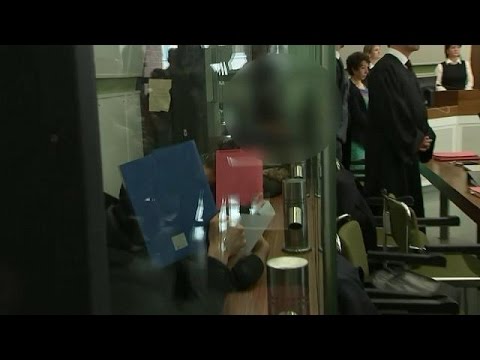 شاهد محاكمة 7 لاجئين بتهمة إضرام النيران في متشرد
